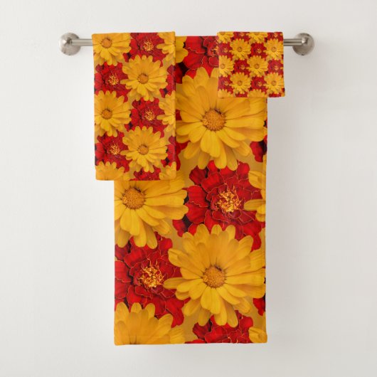Een Medley van Rode en Gele Marigold Flowers Bad Handdoek (Insitu)