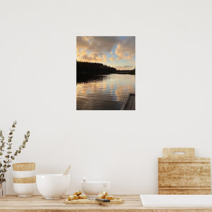 Een meer bij zonsondergang dat de lucht weerspiege poster