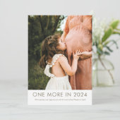 Een meer in 2024 zwangerschapsaankondiging feestdagenkaart (Staand voorkant)