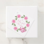 Een meisje brouwt roze theepot bloemenkrans bedankjes labels (In situ)