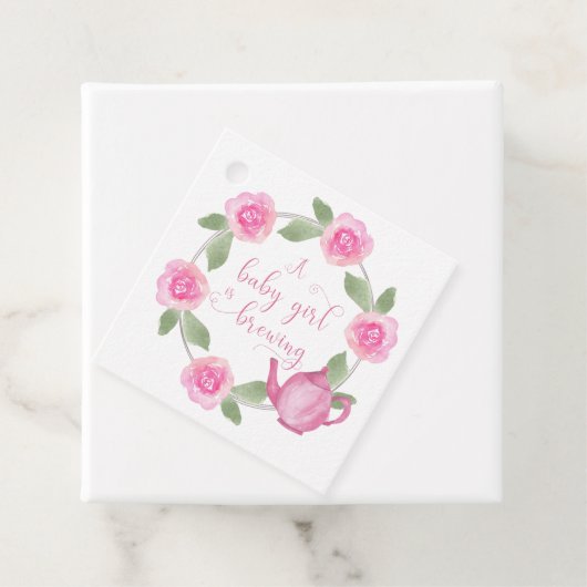 Een meisje brouwt roze theepot bloemenkrans bedankjes labels (In situ)