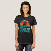 Een meisje dat echt van paarden houdt t-shirt (Voorkant volledig)