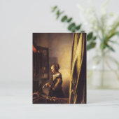 Een meisje dat een brief in een open venster leest briefkaart (Staand voorkant)