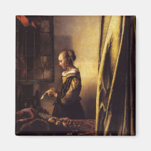 Een meisje dat een brief leest bij een open raam magneet