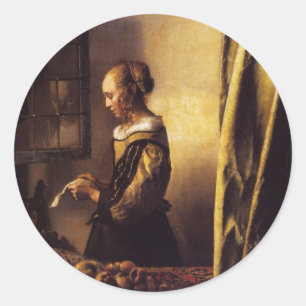 Een meisje dat een brief leest bij een open raam ronde sticker