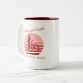 Een meisje dat graag roze fietst tweekleurige koffiemok (Voorkant links)