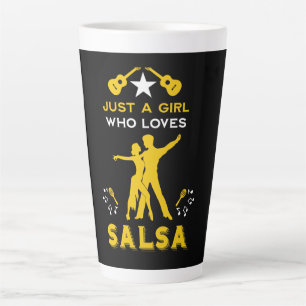 Een meisje dat houdt van salsa dansen latte mok