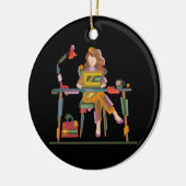 EEN MEISJE DAT OPRECHT WERKT IN LAPTOP 96 KERAMISCH ORNAMENT (Links)