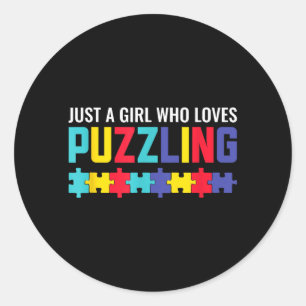 Een meisje dat puzzel puzzel horror leuk vindt ronde sticker