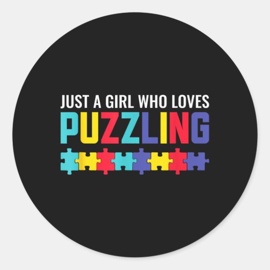 Een meisje dat puzzel puzzel horror leuk vindt ronde sticker (Voorkant)