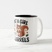 Een meisje dat Schattige van eekhoorns houdt Tweekleurige Koffiemok (Voorkant rechts)