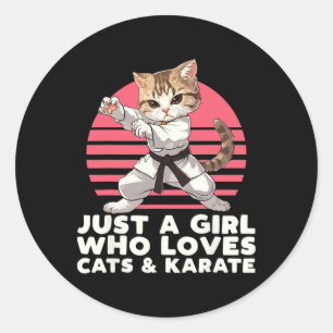 Een meisje dat van katten en karate houdt. Funny K Ronde Sticker