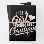 Een meisje dat van kerst houdt inpakpapier vel (In situ)