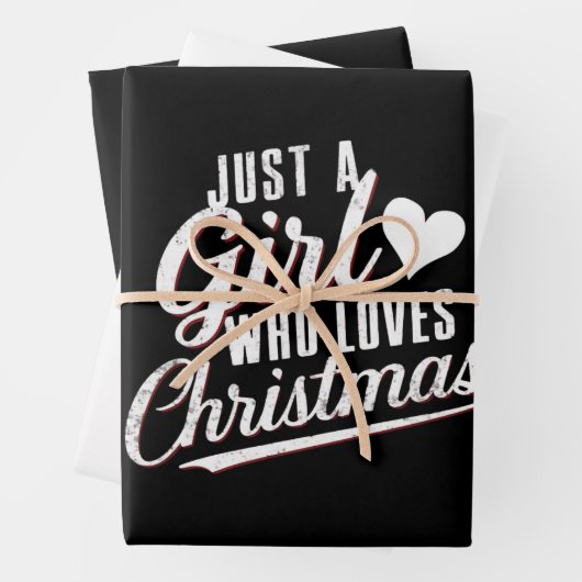 Een meisje dat van kerst houdt inpakpapier vel (In situ)