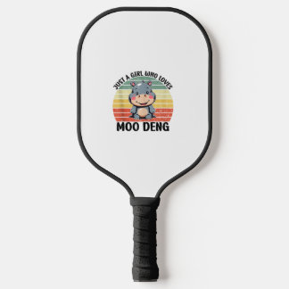 Een meisje dat van Moo Deng Tanktop houdt Pickleball Paddle