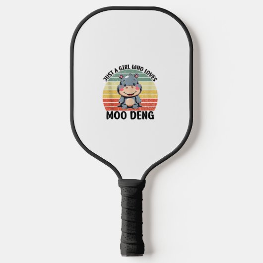 Een meisje dat van Moo Deng Tanktop houdt Pickleball Paddle (Voorkant)
