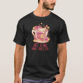 Een meisje dat van Tea Tea Drinker Tea houdt T-shirt (Voorkant)