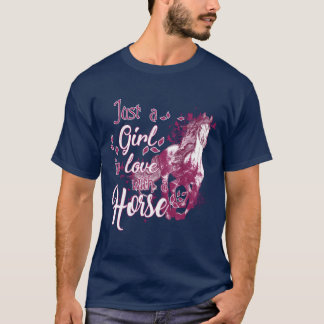 Een meisje dat verliefd is op een vintage t-shirt