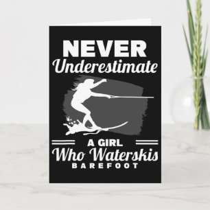 Een meisje dat waterski's opnieuw voet waterskiën kaart