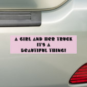 Een meisje en haar vrachtwagen een mooi ding bumpersticker (Op auto)