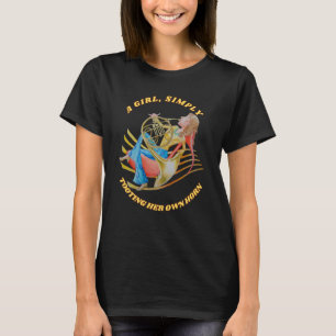 EEN MEISJE, GEWOON HAAR EIGEN HORN T-SHIRT