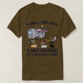 Een meisje haar honden en haar grappige Camper Cam T-shirt (Design voorkant)