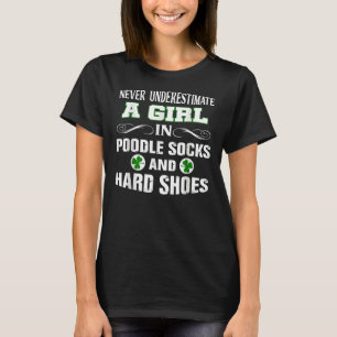 Een meisje in de poodle sokken en harde schoenen, t-shirt