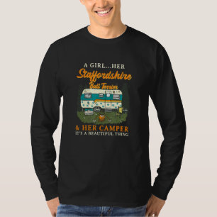 Een meisje in haar Staffordshire Bull Terrier en h T-shirt