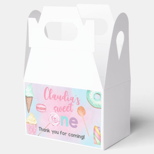 Een meisje met een verjaardagscadeautje, pakt de d bedankdoosjes (Geopend)