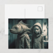 Een meisje met een vishoofd en haar vriend briefkaart (Voorkant / Achterkant)