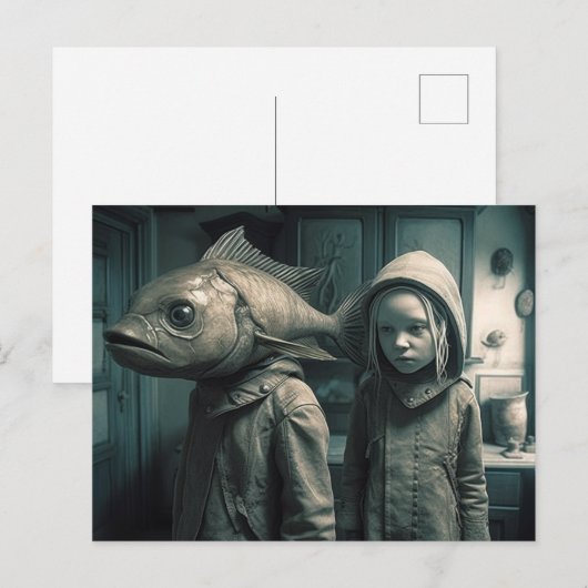 Een meisje met een vishoofd en haar vriend briefkaart (Voorkant / Achterkant)