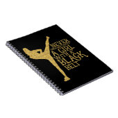 Een meisje met een zwarte gordel nooit onderschatt notitieboek (Rechterzijde)