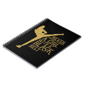 Een meisje met een zwarte gordel nooit onderschatt notitieboek (Linkerzijde)