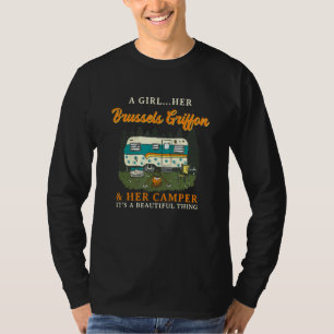 Een meisje met haar Brusselse griffon en haar kame T-shirt