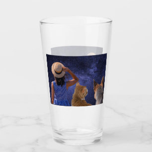 Een meisje met kat en hond die naar de lumbale rui glas