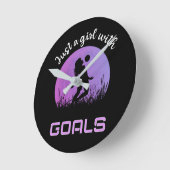 Een meisje met mooie doelen voetbal ronde klok (Hoek)