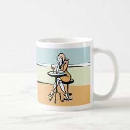 Een meisje met rode wijn in een café koffiemok