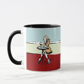Een meisje met rode wijn in een café mok
