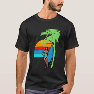 een meisje naast een palmboom op het strand t-shirt