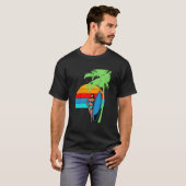 een meisje naast een palmboom op het strand t-shirt (Voorkant volledig)