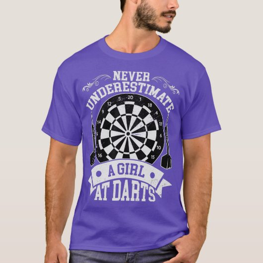 Een meisje nooit onderschatten in een dart voor vr t-shirt (Voorkant)