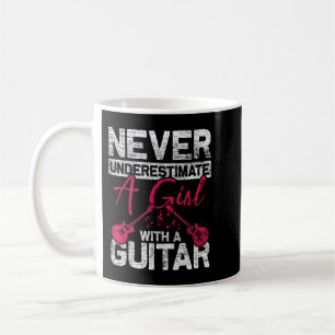 Een meisje nooit onderschatten met een gitaar als  koffiemok