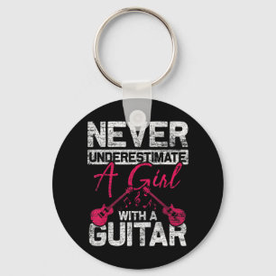 Een meisje nooit onderschatten met een gitaar als  sleutelhanger