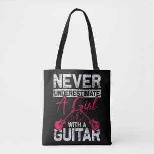 Een meisje nooit onderschatten met een gitaar als tote bag
