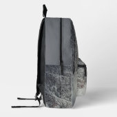 Een met sneeuw bedekt pad door een winterbos bedrukte rugzak (Links)