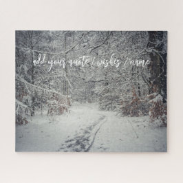 Een met sneeuw bedekt pad door een winterbos legpuzzel