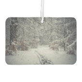 Een met sneeuw bedekt pad door een winterbos luchtverfrisser (Achterkant)