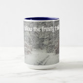 Een met sneeuw bedekt pad door een winterbos mok (Midden)