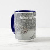 Een met sneeuw bedekt pad door een winterbos mok (Voorkant links)