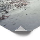 Een met sneeuw bedekt pad door een winterbos poster (Hoek)